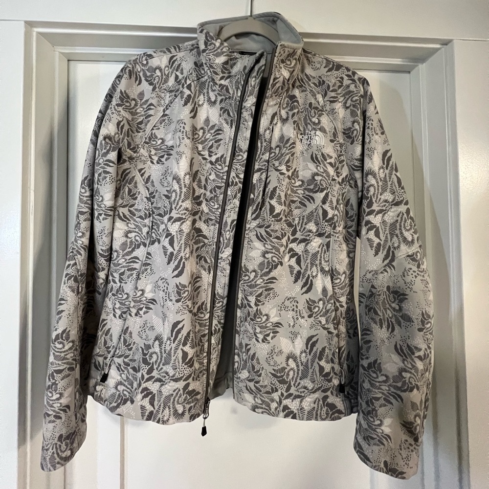 Women’s North Face light jacket with vintage design, medium, great condition